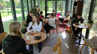 У Полтаві школярі 8-ї гімназії долучилися до збору грошей на дрон для воїнів У Полтаві школярі 8-ї гімназії долучилися до збору грошей на дрон для воїнів
