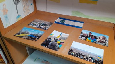 Люди приносять світлини, уламки снарядів, діляться спогадами. Бібліотека збирає експонати для "Музею херсонського опору" Люди приносять світлини, уламки снарядів, діляться спогадами. Бібліотека збирає експонати для "Музею херсонського опору"