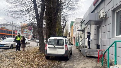 Водій автомобіля "LADA Largus", під час руху заднім ходом допустив наїзд на жінку
