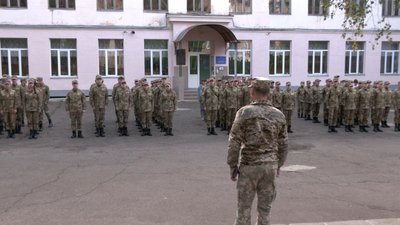 "Готова до того, що мене зможуть мобілізувати". Як змінилось навчання у військово-спортивному ліцеї Чернівців "Готова до того, що мене зможуть мобілізувати". Як змінилось навчання у військово-спортивному ліцеї Чернівців