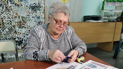 "Я хочу, щоб їх зберегло оце": майстриня із Полтави вишиває шеврони для військових "Я хочу, щоб їх зберегло оце": майстриня із Полтави вишиває шеврони для військових