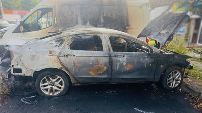 Два автомобілі після підпалу у дворі багатоповерхівки в Одесі
