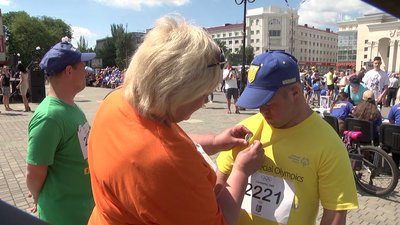 У Херсоні під час благодійного пробігу "Сильні духом" зібрали 10 тисяч гривень У Херсоні під час благодійного пробігу "Сильні духом" зібрали 10 тисяч гривень