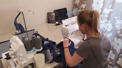 "Йому б це сподобалось": харків’янка, яка втратила чоловіка під Бахмутом, шиє одяг для поранених