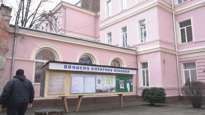 Чернівчан з COVID-19 почали приймати в обласній лікарні — в міських медзакладах закінчуються місця