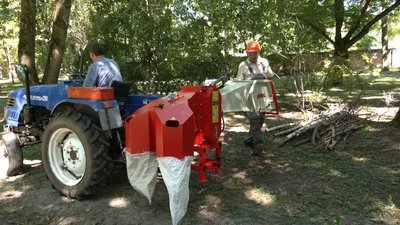 На Хмельниччині придбали подрібнювач гілок: замінює кількаденну людську працю
