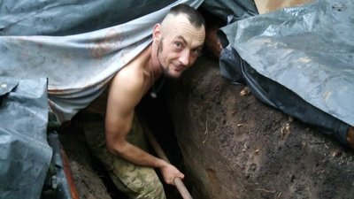 Андрій Паряк в окопі Андрій Паряк в окопі