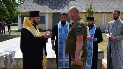 Заклали капсулу: у військовій частині на Рівненщині зведуть храм ПЦУ Заклали капсулу: у військовій частині на Рівненщині зведуть храм ПЦУ