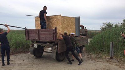 Незаконний шлагбаум у Лазурному на Херсонщині прибрали