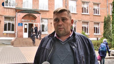 Вчитель нормально виконував свою роботу і за ним нічого підозрілого не помічали, - директор Хмельницького ліцею №17 Вадим Пірог. Вчитель нормально виконував свою роботу і за ним нічого підозрілого не помічали, - директор Хмельницького ліцею №17 Вадим Пірог.