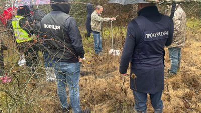 Фахівці відбирають зразки землі поблизу сироварного заводу