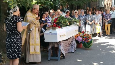 «По хрестику і зубику ми її взнали»: на Полтавщині попрощалися із загиблими через обстріл ТЦ «По хрестику і зубику ми її взнали»: на Полтавщині попрощалися із загиблими через обстріл ТЦ