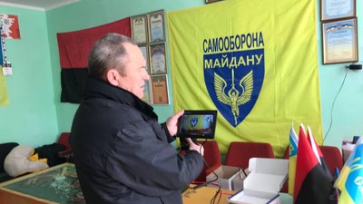 Остап Грицай демонструє прилад нічого бачення Остап Грицай демонструє прилад нічого бачення