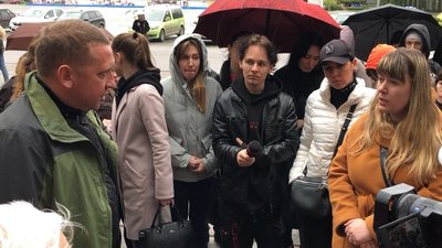 У Кременчуці під міською радою відбувається акція протесту У Кременчуці під міською радою відбувається акція протесту