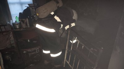 На Дніпропетровщині під час пожежі у приватному будинку чоловік та маленька дитина отримали опіки