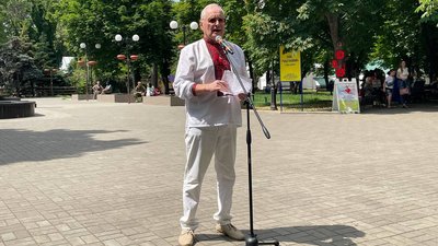 У Миколаєві у сквері читали вірші поета Дмитра Креміня У Миколаєві у сквері читали вірші поета Дмитра Креміня