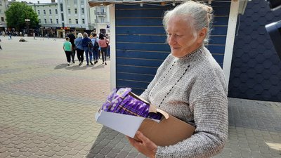Переселенка з Харкова Любов отримали корм для кота Переселенка з Харкова Любов отримали корм для кота