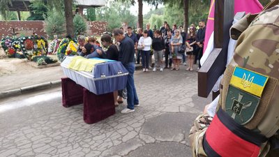 "Світла людина була" - у Сумах попрощалися з військовим Ігорем Острогою