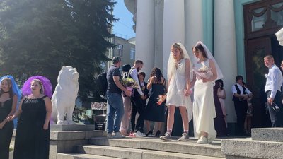 "Є страх, але мотивація сильніша". У Харкові ЛГБТ-спільнота влаштувала перформанс біля РАЦСу "Є страх, але мотивація сильніша". У Харкові ЛГБТ-спільнота влаштувала перформанс біля РАЦСу