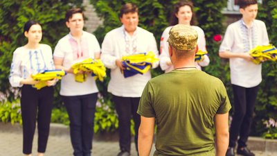 На Дніпропетровщині до Дня Прапора діти передали військовим півтисячі стягів На Дніпропетровщині до Дня Прапора діти передали військовим півтисячі стягів