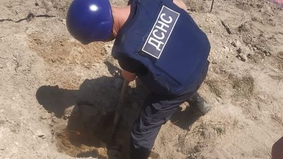На Рівненщині виорали три авіабомби з радіусом ураження в кілометр – ДСНС На Рівненщині виорали три авіабомби з радіусом ураження в кілометр – ДСНС