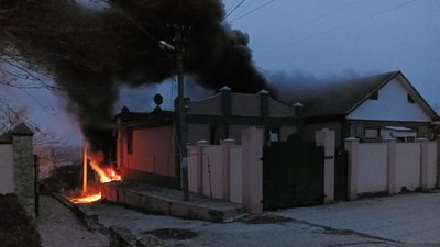 Херсон, пожежа у приватному будинку через влучання снаряда РФ Херсон, пожежа у приватному будинку через влучання снаряда РФ