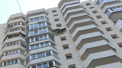 Діра у фасаді багатоповерхівки на Чорновола в Чернігові, що утворилася внаслідок вибуху Діра у фасаді багатоповерхівки на Чорновола в Чернігові, що утворилася внаслідок вибуху