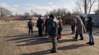 «Взагалі немає, чим добратись»: до села на Полтавщині півроку не їздить громадський транспорт