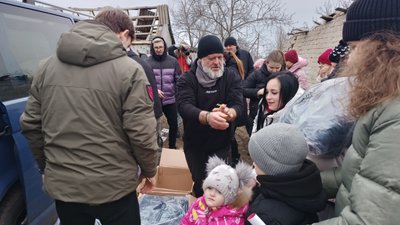 Волонтери передають в дитячий центр творчості допомогу, 10 лютого 2024 року. Волонтери передають в дитячий центр творчості допомогу, 10 лютого 2024 року.