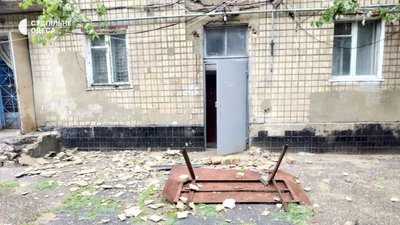 У будинку в Хуторському провулку в Одесі внаслідок негоди обвалилися козирок та плитка У будинку в Хуторському провулку в Одесі внаслідок негоди обвалилися козирок та плитка