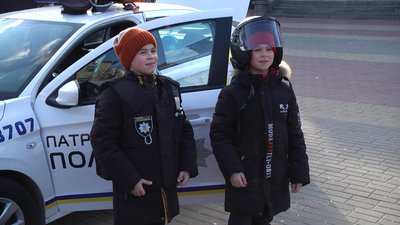 Найбільше дітям подобалося приміряти бронежилети та шоломи. Найбільше дітям подобалося приміряти бронежилети та шоломи.