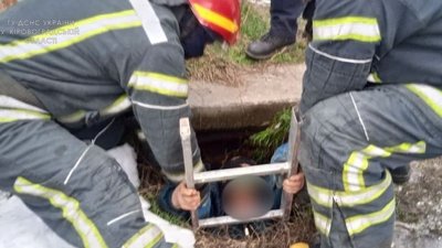 В Олександрівці жінка впала в колектор. Її дістали рятувальники В Олександрівці жінка впала в колектор. Її дістали рятувальники