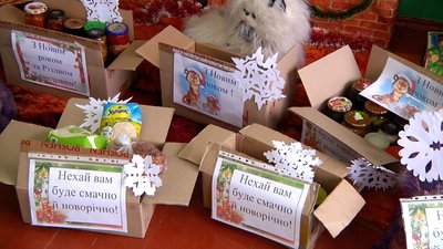 На Житомирщині учні Райківської гімназії передали продукти харчування бездомним На Житомирщині учні Райківської гімназії передали продукти харчування бездомним