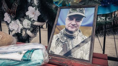 У Кропивницькому на Алеї Слави поховали двох бійців – Артема Корнійця та Василя Касяненка У Кропивницькому на Алеї Слави поховали двох бійців – Артема Корнійця та Василя Касяненка