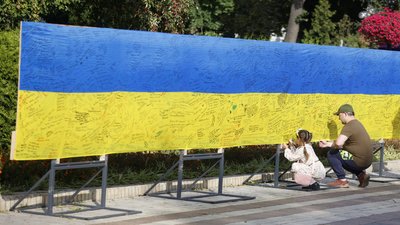 У Києві створили найбільший прапор із побажаннями для бійців ЗСУ У Києві створили найбільший прапор із побажаннями для бійців ЗСУ
