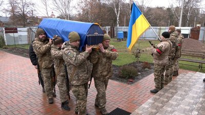 "Захищав свій дім". У Сумах попрощалися з Максимом Коняхіним