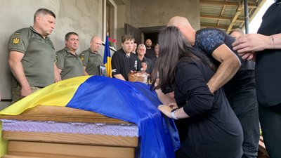 У Драгомирчанах попрощалися з бійцем, батьком трьох дітей Ігорем Антоняном У Драгомирчанах попрощалися з бійцем, батьком трьох дітей Ігорем Антоняном