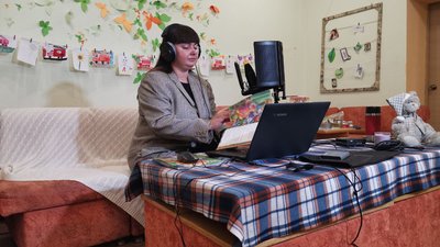 Проєкт "Тепла казка": полтавка Юлія Мішутіна пише казки для дітей і виготовляє свічки бійцям