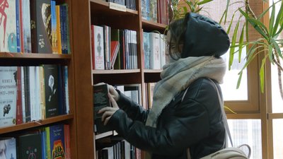 "Раніше годинами могли чекати, поки зайде покупець". Як франківці витрачають 1 000 грн у книгарнях "Раніше годинами могли чекати, поки зайде покупець". Як франківці витрачають 1 000 грн у книгарнях
