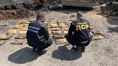 На Луганщині на подвір'ї, де мешкав бойовик, знайшли понад 200 кг вибухівки На Луганщині на подвір'ї, де мешкав бойовик, знайшли понад 200 кг вибухівки