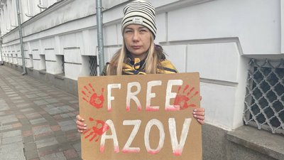 На Полтавщині у двох містах влаштували акцію "Не мовчи! Полон вбиває!"
