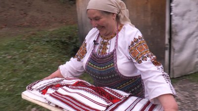"Наше життя — хліб та молитва". Параска Романюк 26 років випікає традиційний гуцульський хліб "Наше життя — хліб та молитва". Параска Романюк 26 років випікає традиційний гуцульський хліб