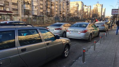 Вимагають підняти тарифи. У Києві таксисти вийшли на мітинг Вимагають підняти тарифи. У Києві таксисти вийшли на мітинг