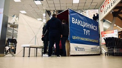 Понад 1300 людей на Закарпатті щепилися першою дозою від СOVID-19 минулої доби