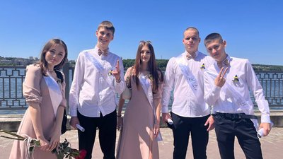 Випускники Тернопільської ЗОШ №17 під час акції Випускники Тернопільської ЗОШ №17 під час акції