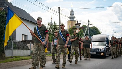 В Ужгороді попрощалися із полеглим на війні Василем Балогом В Ужгороді попрощалися із полеглим на війні Василем Балогом