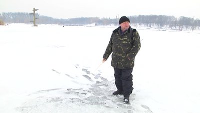 Лід слабшає: як у Рівному рибалять на озері та в чому є небезпека Лід слабшає: як у Рівному рибалять на озері та в чому є небезпека
