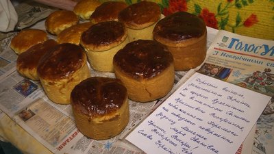 72-річна жителька Хмельниччини у батьківській печі випекла паски для бійців 72-річна жителька Хмельниччини у батьківській печі випекла паски для бійців