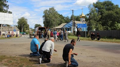 Стоячи на колінах та схиливши голови: на Чернігівщині попрощалися із захисником України
