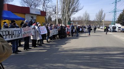 У Краматорську біля "Донецькоблгазу" мітингують люди